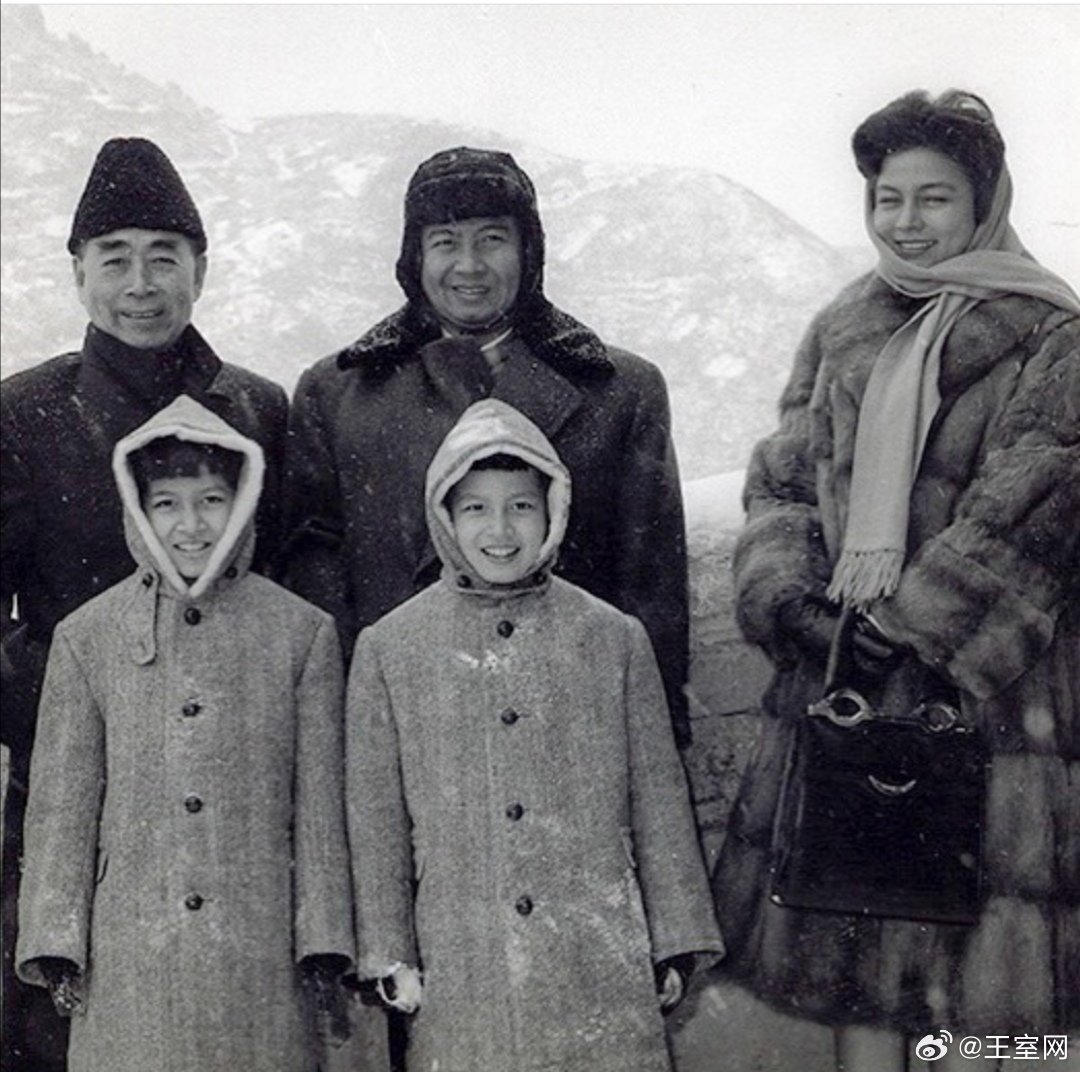 柬埔寨王室 🇰🇭1962年，已故西哈努克国王和莫尼列太后带着两个儿子当时的西
