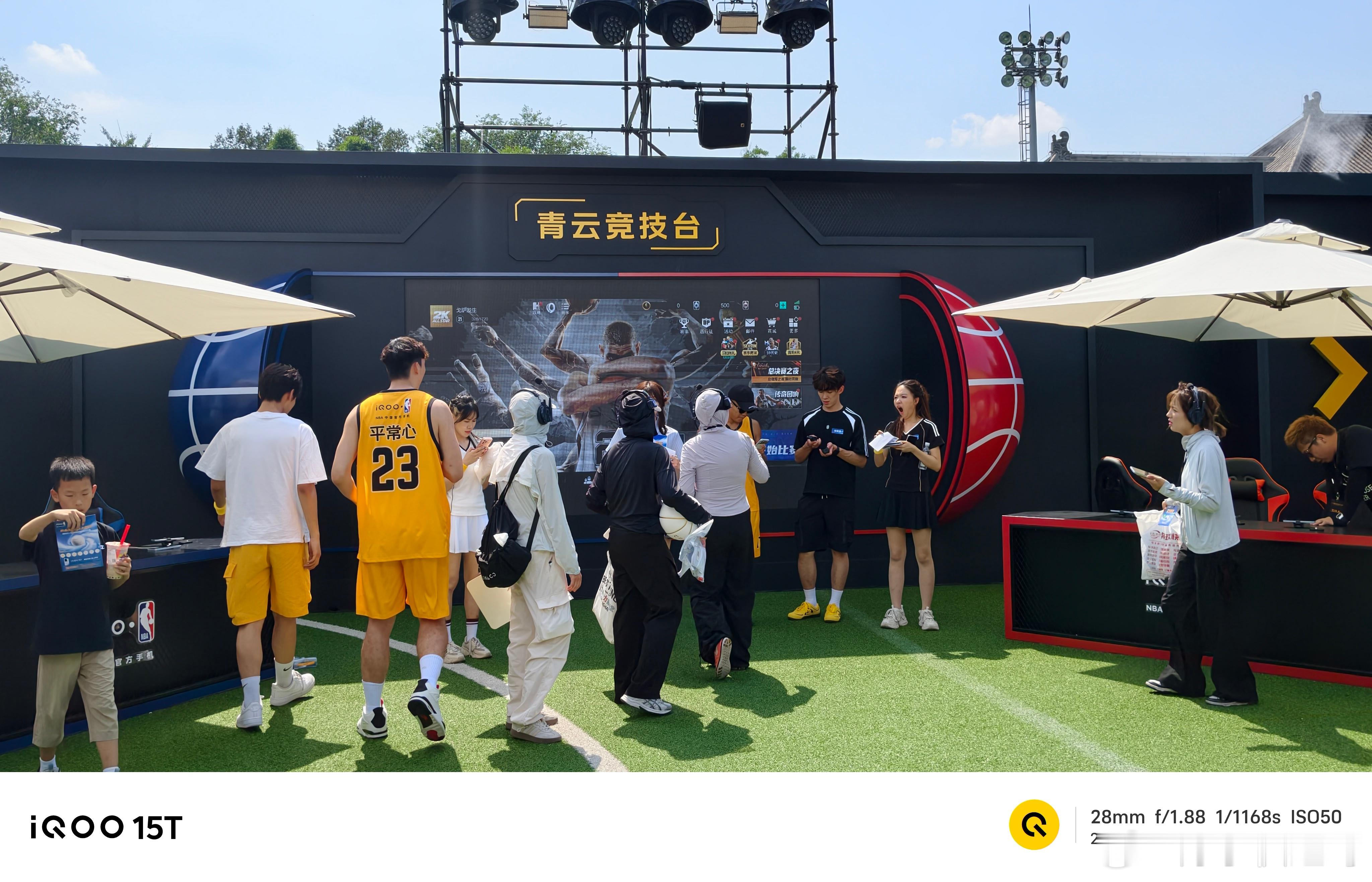 iQOOxNBA高校篮球赛昨天现场放了很多手机供大家体验，还有 NBA 2K 体