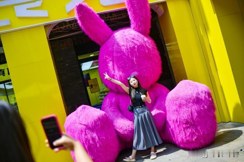 女神让人心动的时刻可太多了。
认真工作的女神超有魅力。之前公司有个女生，做方案时