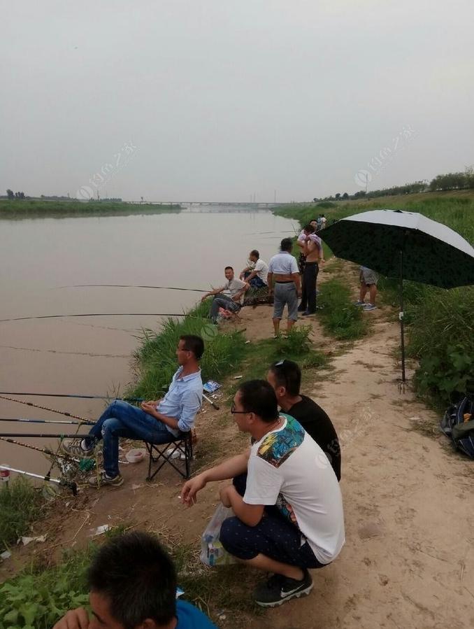 你见过最暖心的送考瞬间是什么老牛当年带儿子高考完，没去啥景点，就领他到河边钓了一