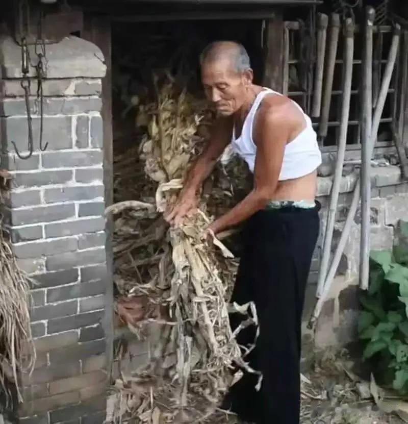 70岁老爷爷嫖娼，妓女一小时后出来报警:他像只熊！2016年，四川10、70多岁