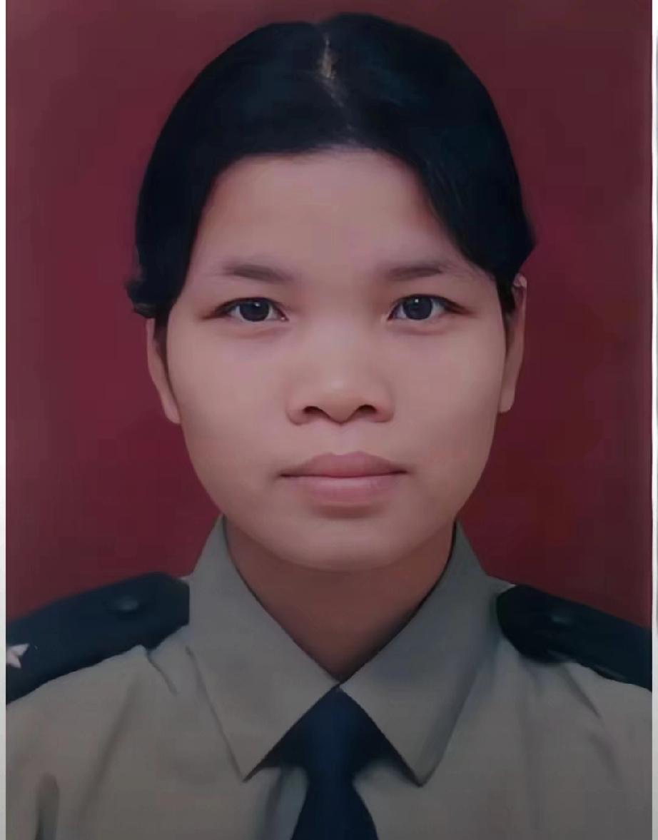 毒贩疯狂砸头！
她血战到底！
22岁的牺牲！
22岁姑娘拼死擒毒贩！水泥块猛砸头