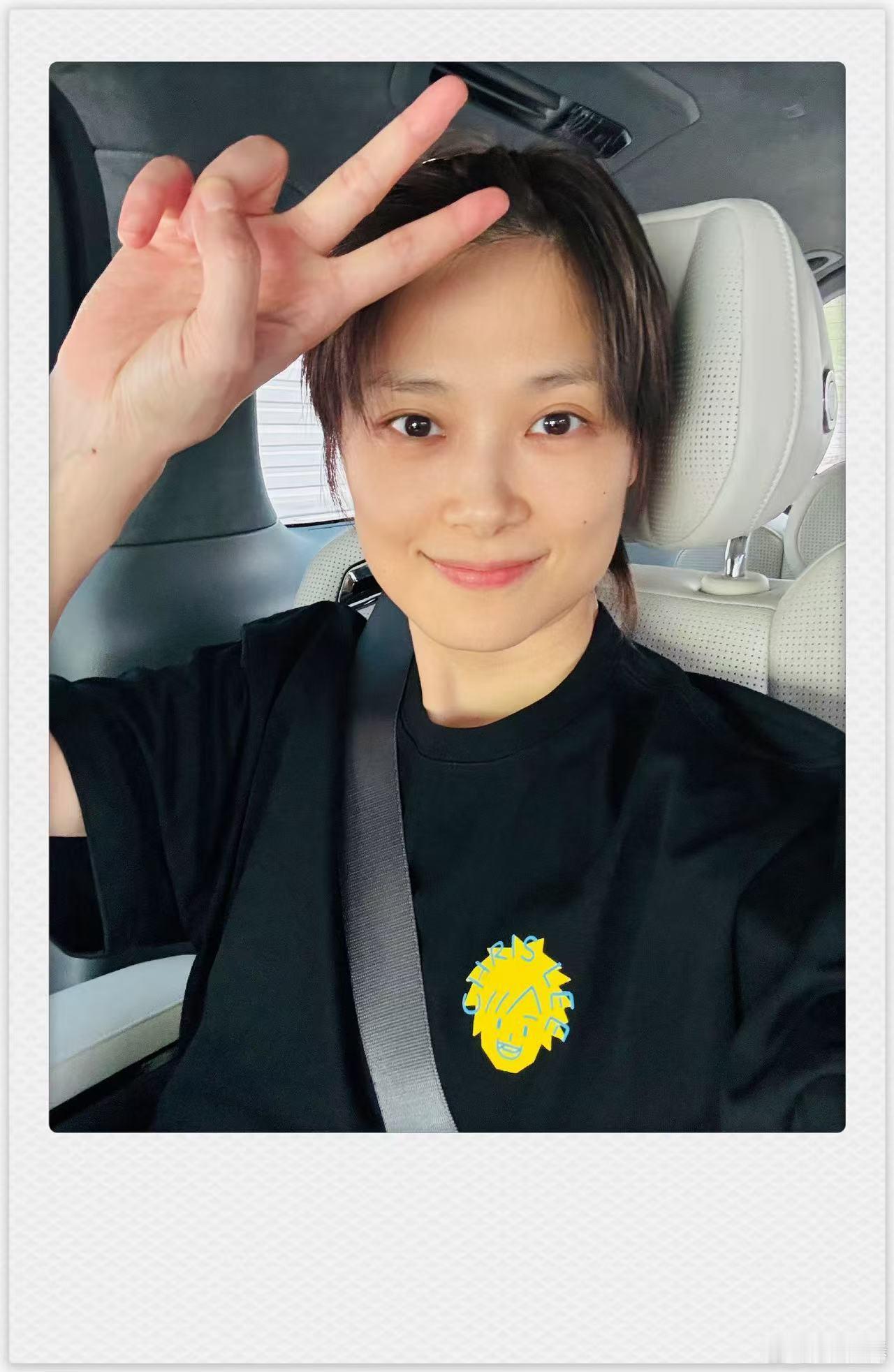 肖战给李宇春北京演唱会送花篮李宇春演唱会 北京收官场收到好友送来的花篮，祝愿整场