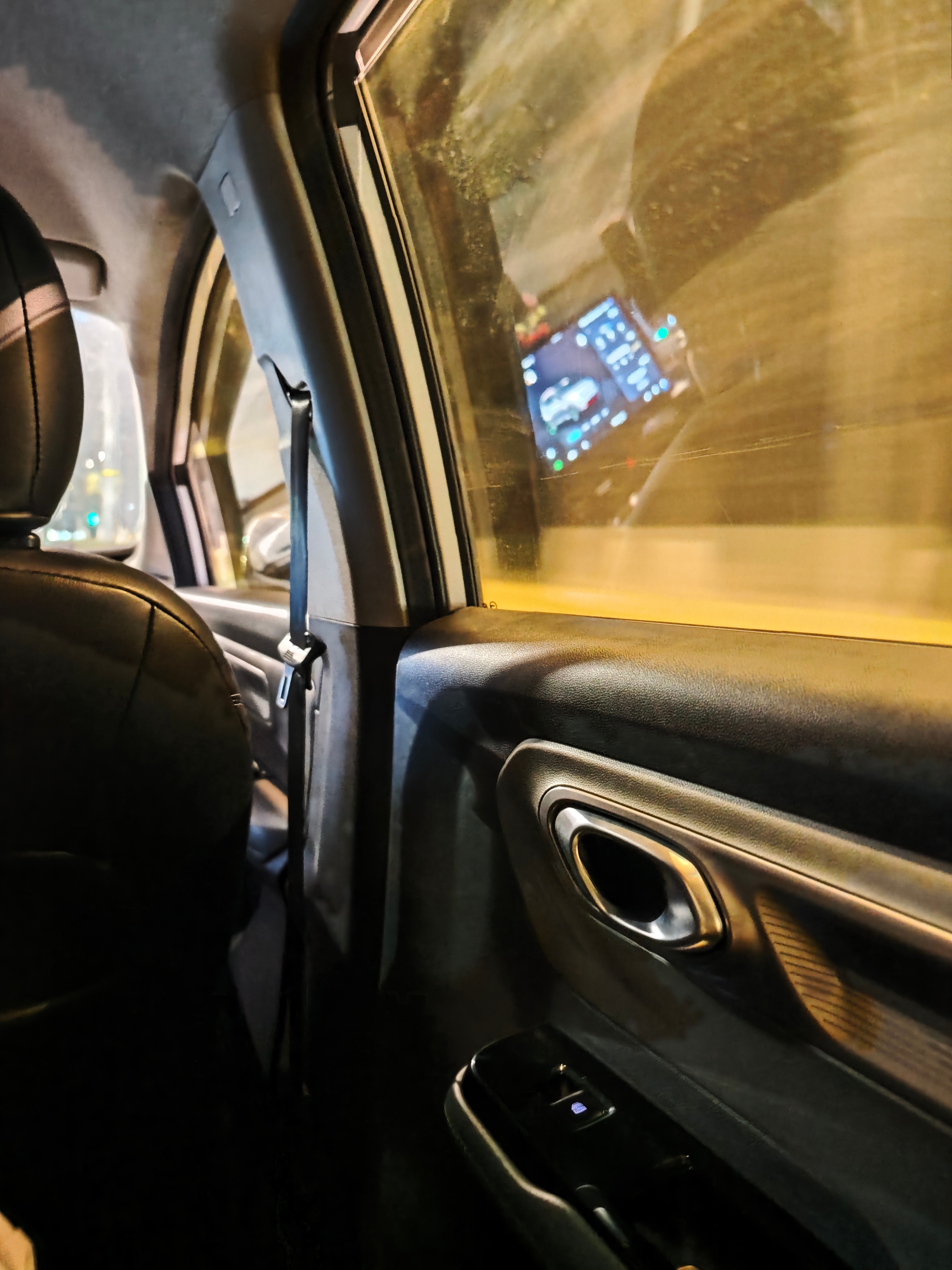 现在这些网约车司机(快车)的水平过于参差不齐有的开车玩手机、发微信刷视频，有的开