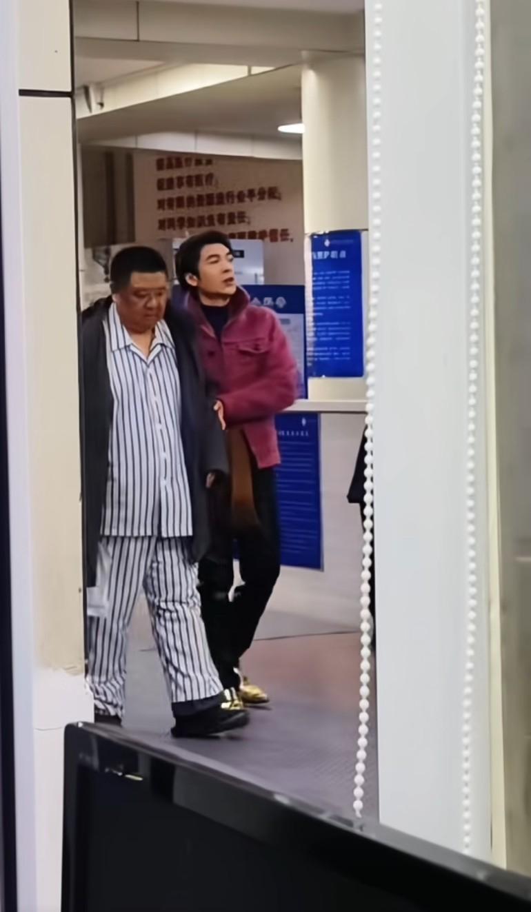 这袋子都挂上了！恐怕有点严重，挂引流袋，一看就是做了大手术，祝早日康复
张大民病