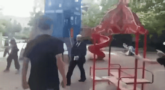 莫斯科街头，一个好事者扮演革命导师走到街上，结果被人围殴倒在街头。

假如扮一个