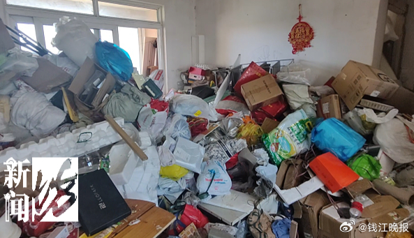 【#上海老人三套房子堆了30吨垃圾#】"啥都靠不住唯有这些废品不会'变心'”这是