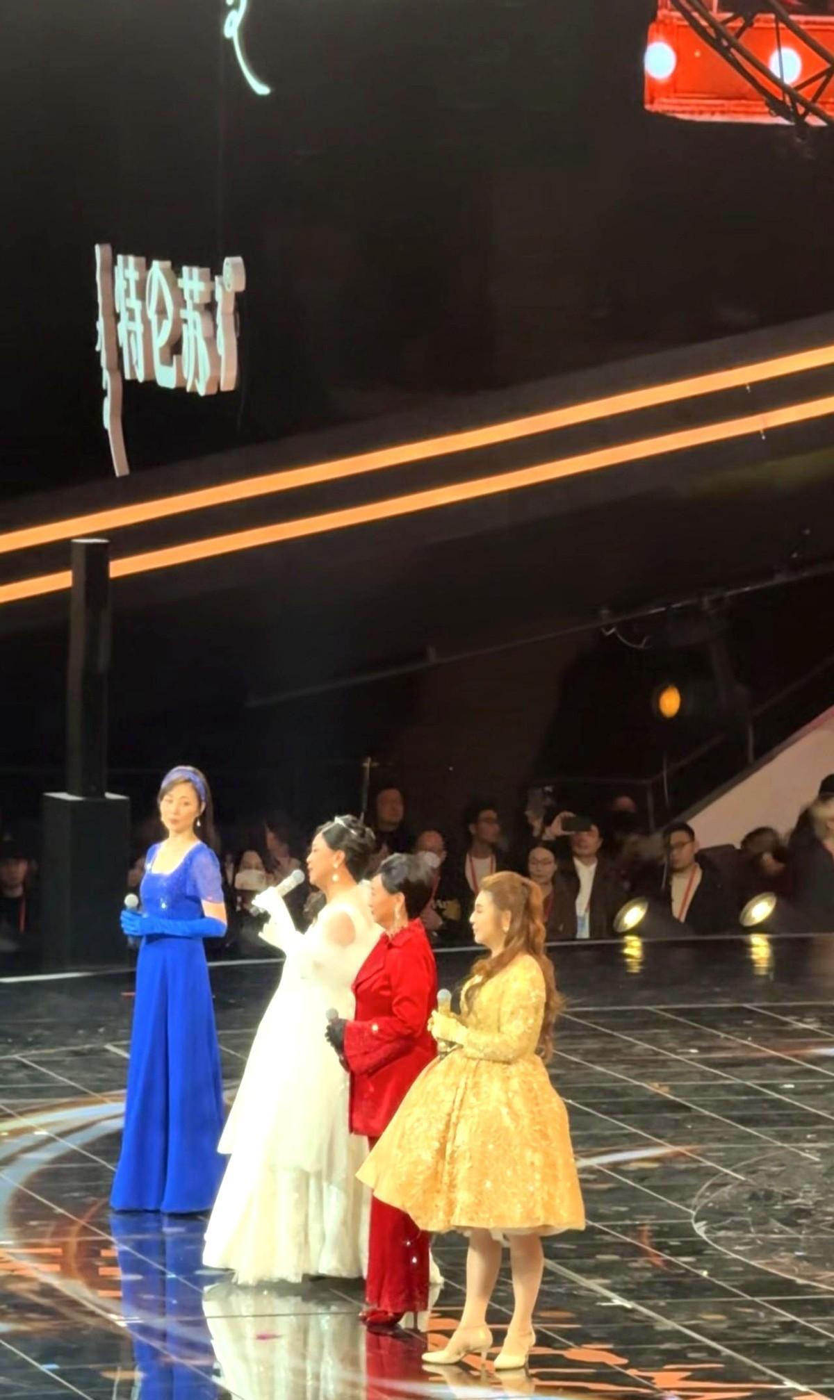 55岁？
舞台上那双腿还是“亚洲第一”。
蓝裙闪过，腰线紧得像没生过时间。
莫干