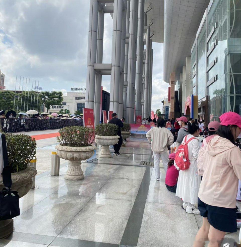 迪丽热巴今日广东线下活动，已经大排长龙了，品牌方还给代言人做了好精心的布置，还给