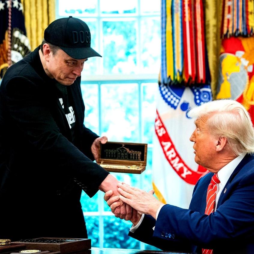 马斯克摊牌了！地球上最有钱的那个男人，直接站队了，说要是让另一帮人赢了，美国就得