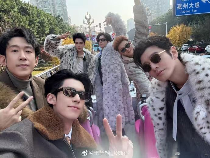 王鹤棣我好像看见你扁桃体了王鹤棣蹦极直接玩嗨！为兄弟挑战蹦极，飞身一跃超有少年感