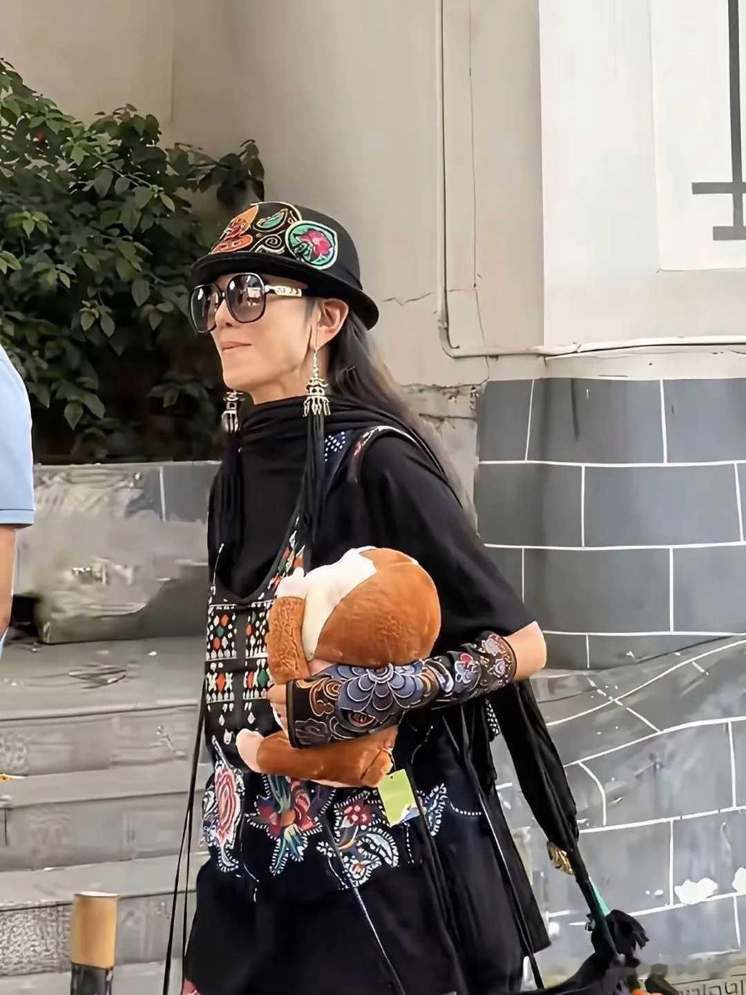 杨丽萍逛贵州美食街，15厘米厚底鞋造型吸睛 