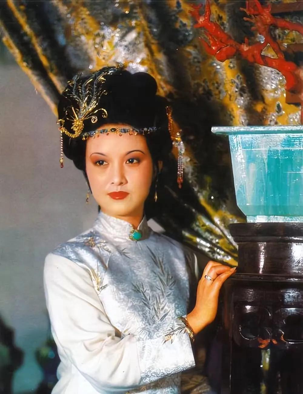 刘晓庆演的王熙凤,为何不如邓婕?①邓婕当时的年龄小26岁，与人物年龄相符，刘晓庆
