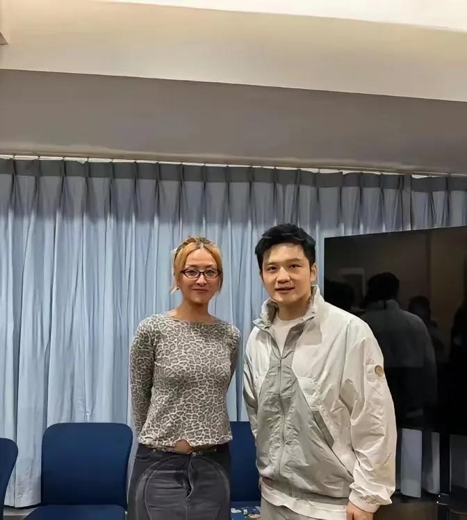 天王嫂和世界冠军合影，她也不敢太过于亲密。同样是明星，但是圈子不一样，不能太随意