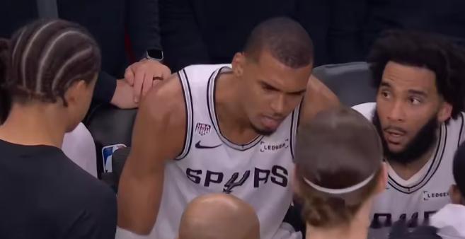 支楞起来！末节暂停期间，文班情绪激动向队友们喊话6月6日讯 NBA总决赛继续进行