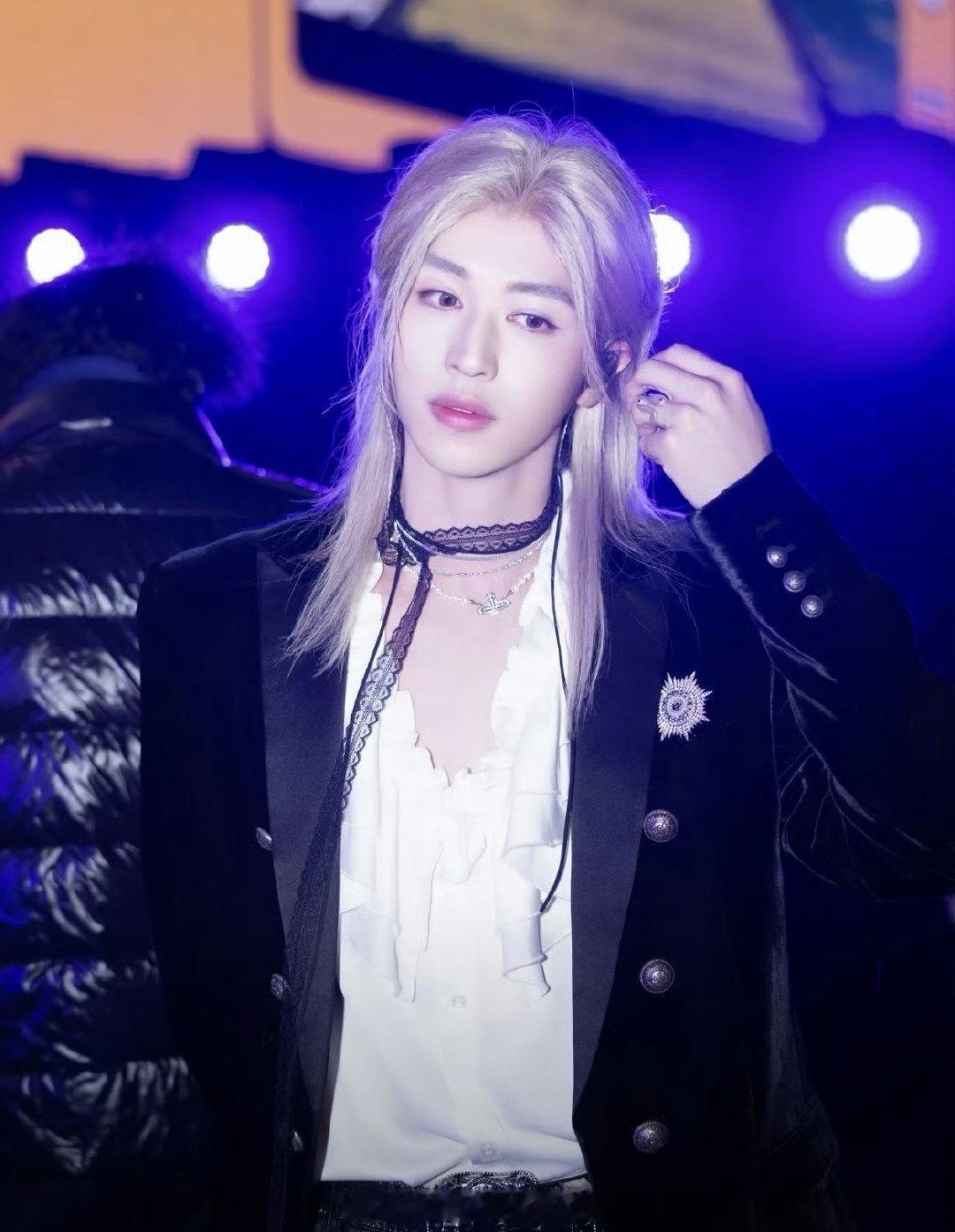 不说这是许魏洲，你认得出来么。。。上瘾cp居然还在，黄景瑜有福了。。。 