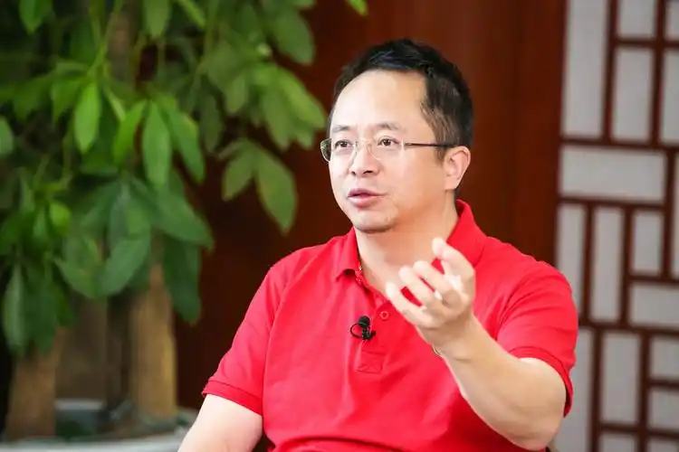 周鸿祎称将组织车和马比赛红衣教主又在玩跨界行为艺术！表面看是赛博版