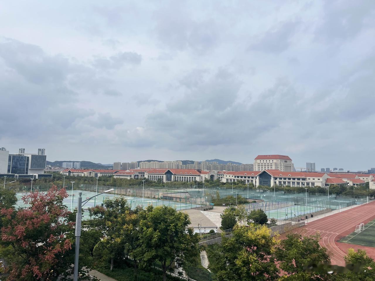 即墨蓝谷无限好！

山东大学青岛校区，紧邻鳌山湾海滨。新校区、新教学楼，设备先进