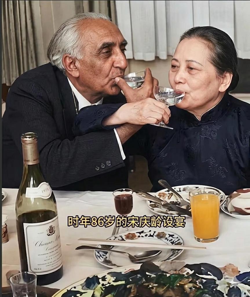 1979年，86岁的宋庆龄在北京住所内，竟主动拉住69岁的洋医生马海德共饮交杯酒