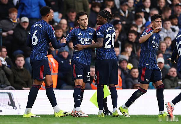 利兹联vs阿森纳 第27分钟，阿森纳第三个角球，马杜埃凯左脚内旋，被利兹联门将达