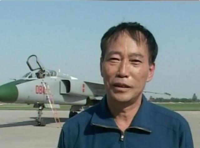 1992年8月25日，飞行员黄炳新驾驶歼轰-7A战斗机进行中空超音速和排故试飞，