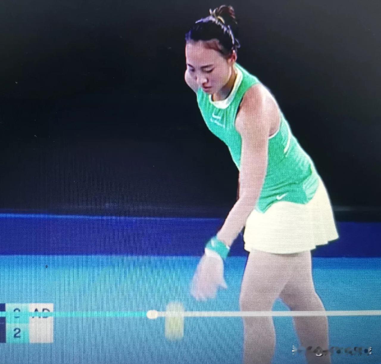 澳网女单决赛
第二盘郑钦文的发球局，正当郑钦文准备发球时，场上观众席突然发出噪音