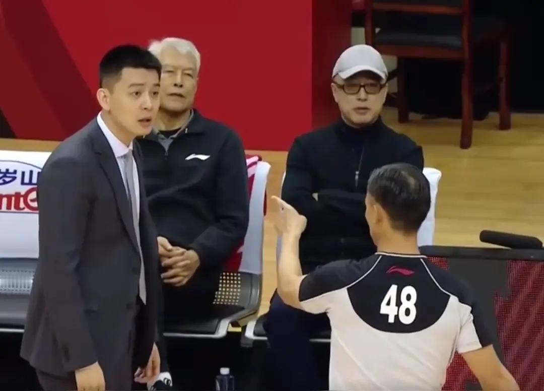 辽宁男篮本赛季最尴尬，一共注册了8名外援，还是进不了前8名。预计常规赛排名第10