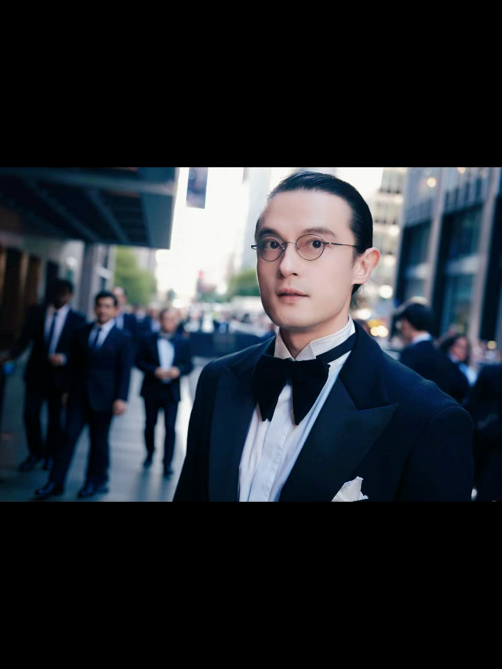 刘令飞  Liam in NY