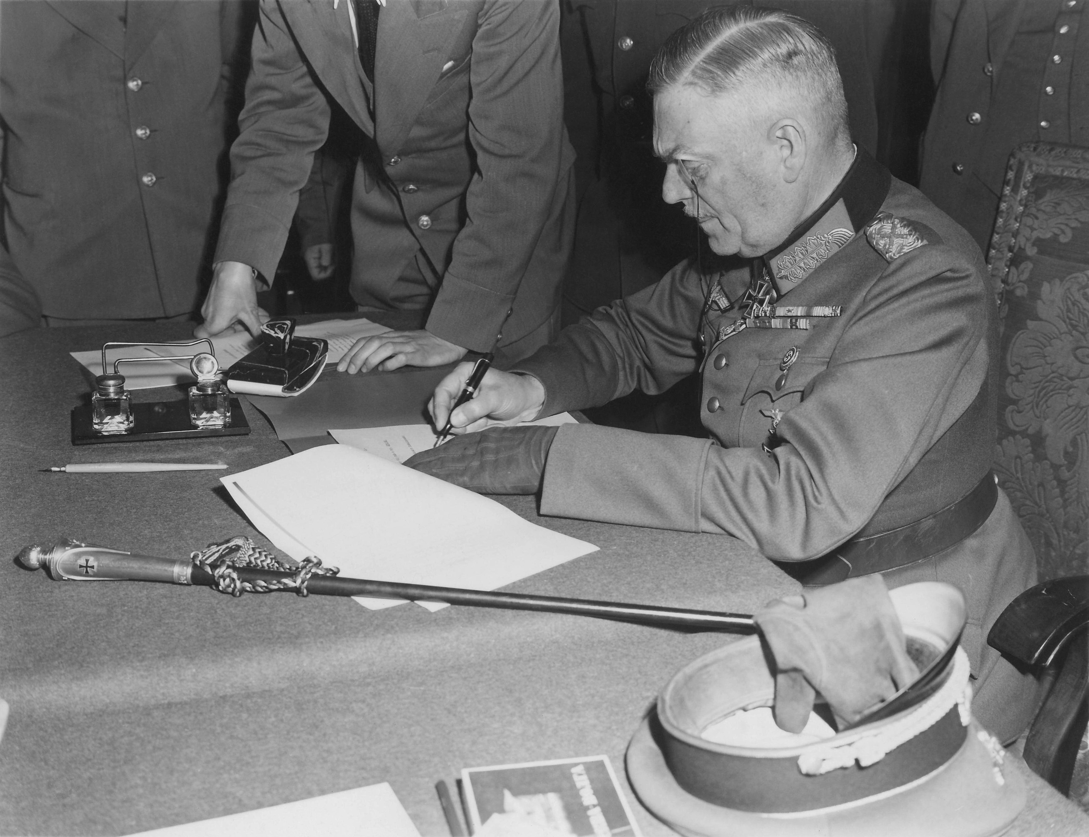 飞扬军事 1945年5月8日，德国在柏林近郊卡尔斯霍尔特签署无条件投降书。烽火问