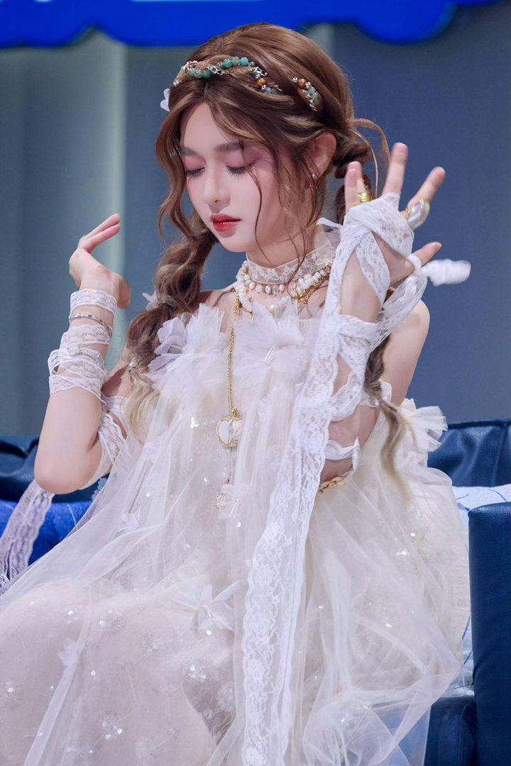黄霄雲上座率黄霄雲杭州演唱会黄霄雲[超话]黄霄雲杭州演唱会现场座无虚席，一眼望去