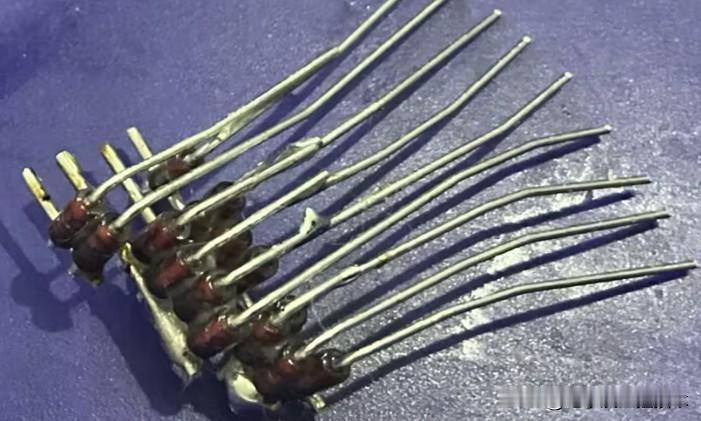 用二极管1N4148焊成特定样子能成为编码器，这操作还挺神奇。

1N4148是