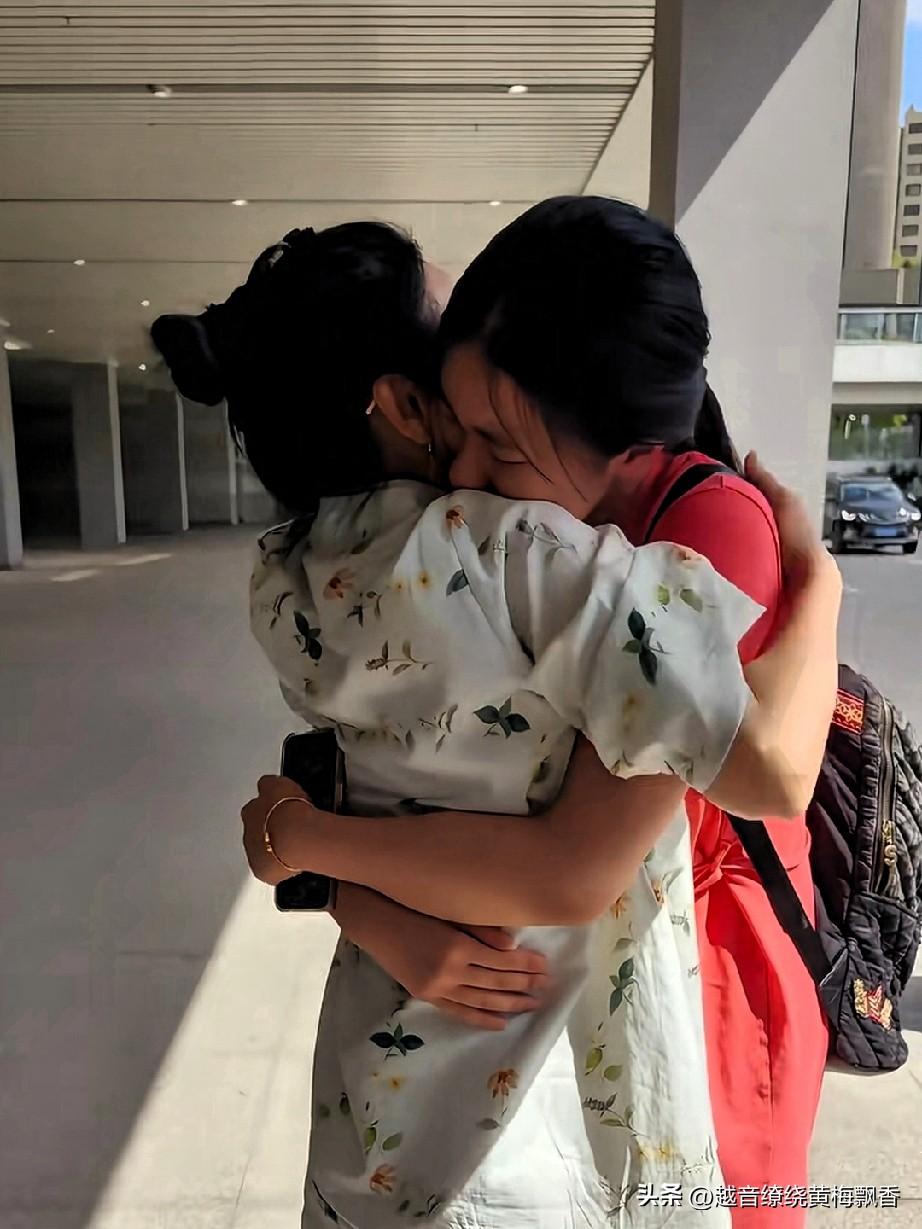 吴琼的女儿王子欣要去上班了，爸爸妈妈和奶奶都来为她送行。王子欣紧紧抱着妈妈，哭着