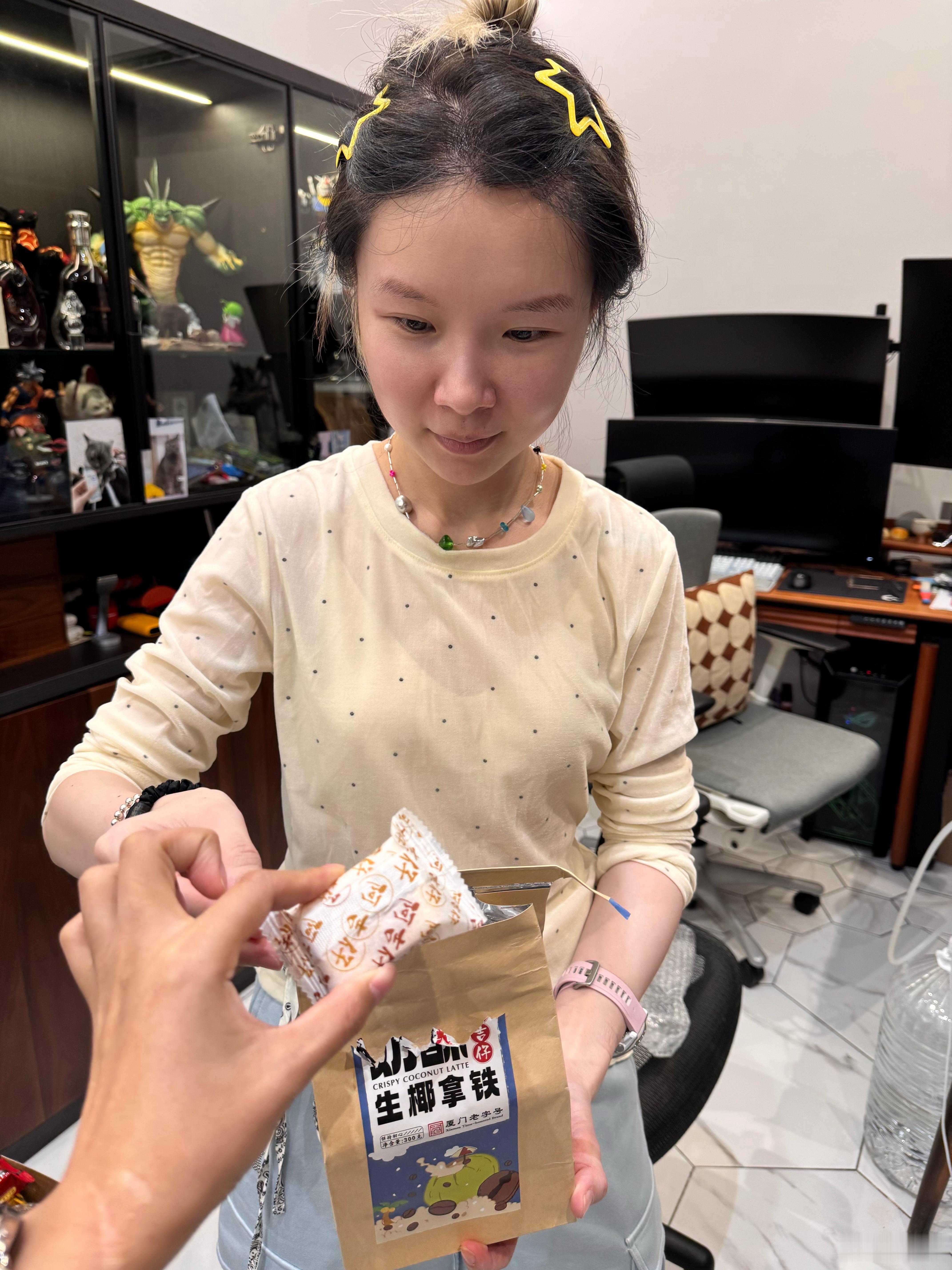 今天来当试吃员，刚进门被这两夫妻轮流投喂虽然峰哥只想展示他的手表，但他找好吃的确