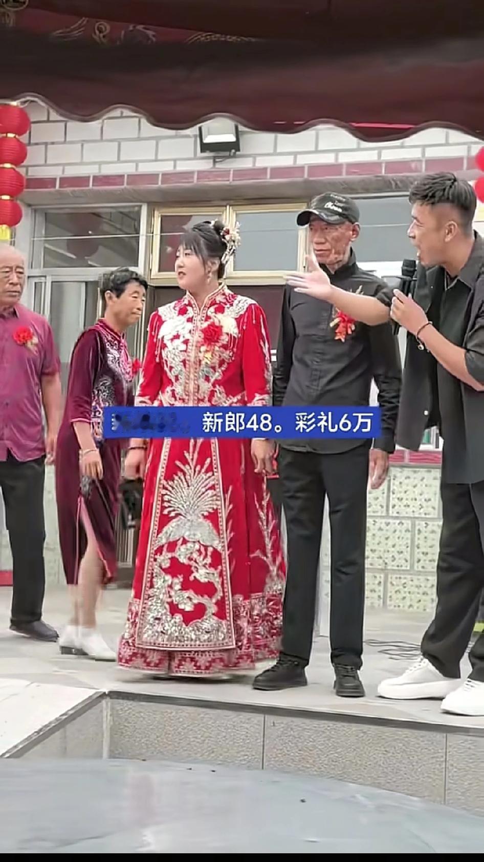 48岁的新郎当然很高兴，因为娶了比自己小16岁的新娘。新娘没有不高兴，和新郎牵手