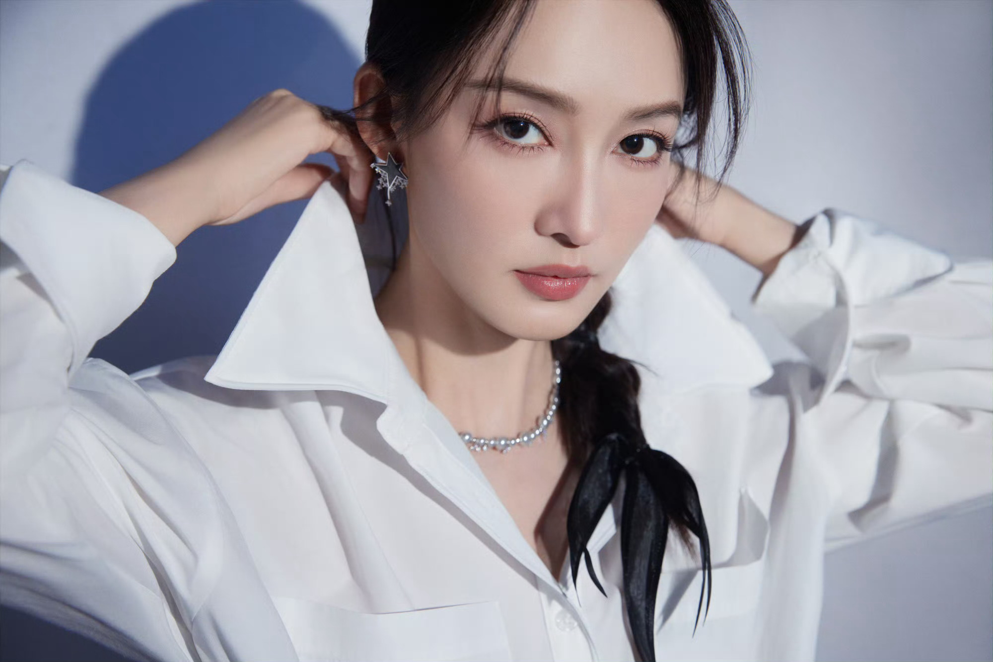 李沁白衬衫造型李沁Offer加油团飞行嘉宾李沁Offer加油团飞行嘉宾，来了来了
