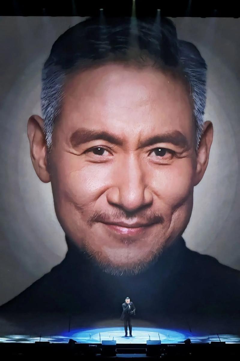 张学友到底是欠了多少钱？64岁带病开演唱会，现场破音道歉。从23年6月9号到目前