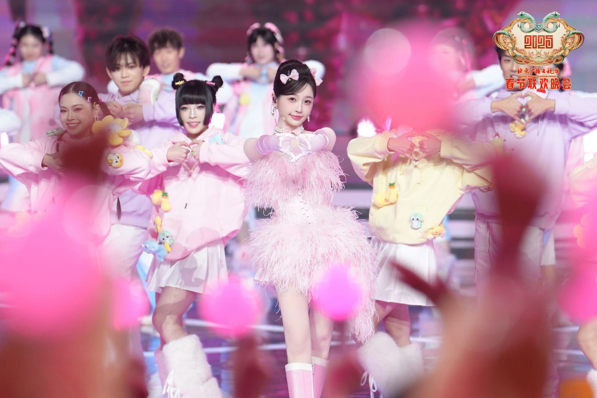虞书欣演绎歌舞在干嘛呀  虞书欣的《在干嘛呀》舞台真的绝美！俏皮活力的舞步，甜美