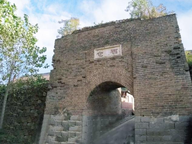 李鹏禄（1873—1930），字希程，李氏十五世人，1918—1930年任村长，当时军阀混战，他舍身护民，村民自发送匾两方：“义重乡里”、“急公尚义”，1917年，他主持合并私塾，成立“笃信小学”，改变了数千年来的教学模式，冯玉祥在此督战，得知鹏禄公之举，曾命县令把仓西村命名为“开化村”。
