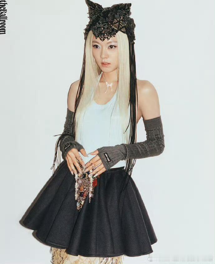 赵今麦小魔女赵今麦粉眉毛 ​赵今麦粉色眉毛变身小魔女，甜酷造型直接美上热搜！💖