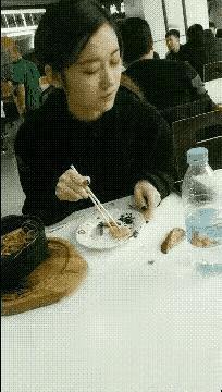 她的动作咋这么美呢？这小丫头好可爱啊！！