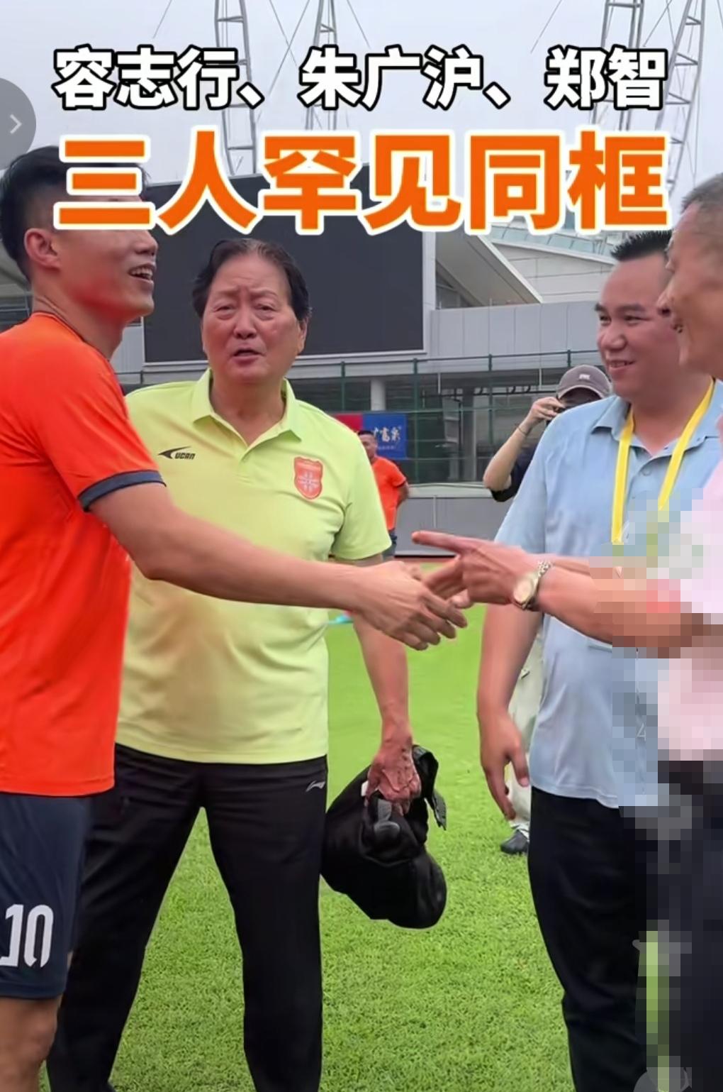 国足名宿郑智面对恩师和前辈非常谦逊！这是郑智近期与恩师朱广沪，徐根宝前队友荣志行