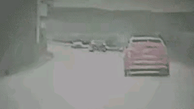 湖南撞环卫车的婚车上，摄影师和两位伴娘竟然都是一袭黑衣，按说，新娘穿的是传统的红