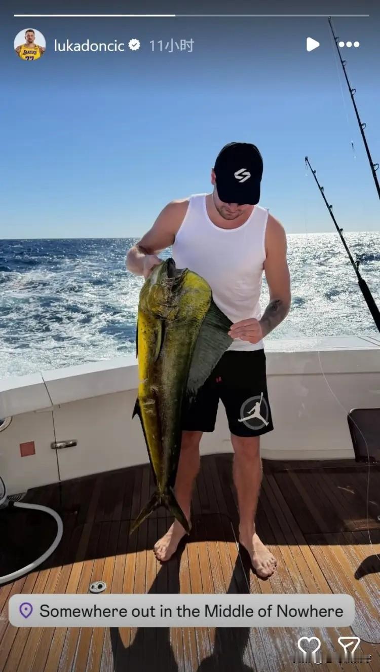 湖人超级巨星东契奇真是太悠闲自在了！今天东契奇特意更新社媒，晒出了自己出海钓鱼的