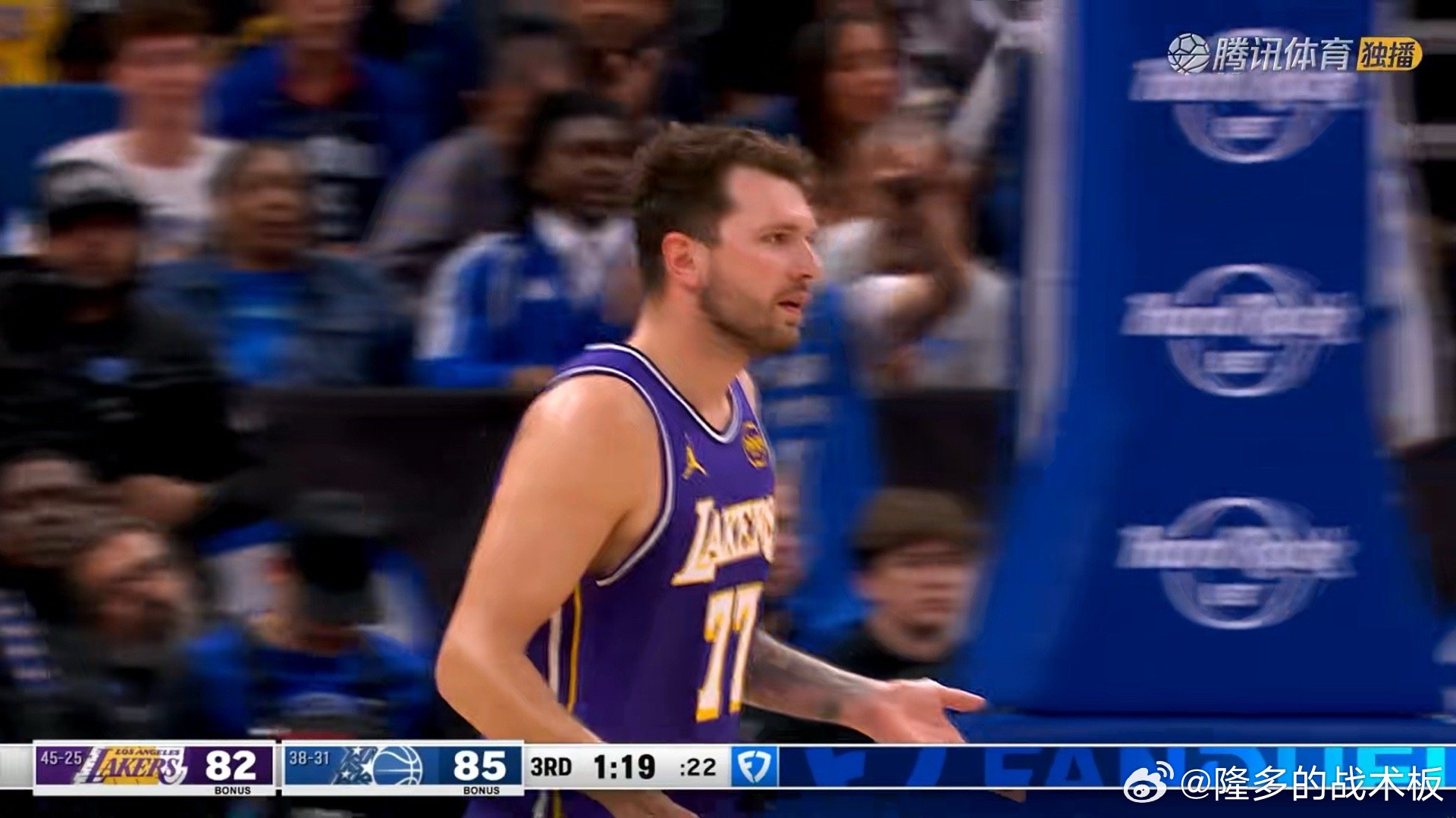 东契奇吃技术犯规了！和比塔泽互喷湖人vs魔术