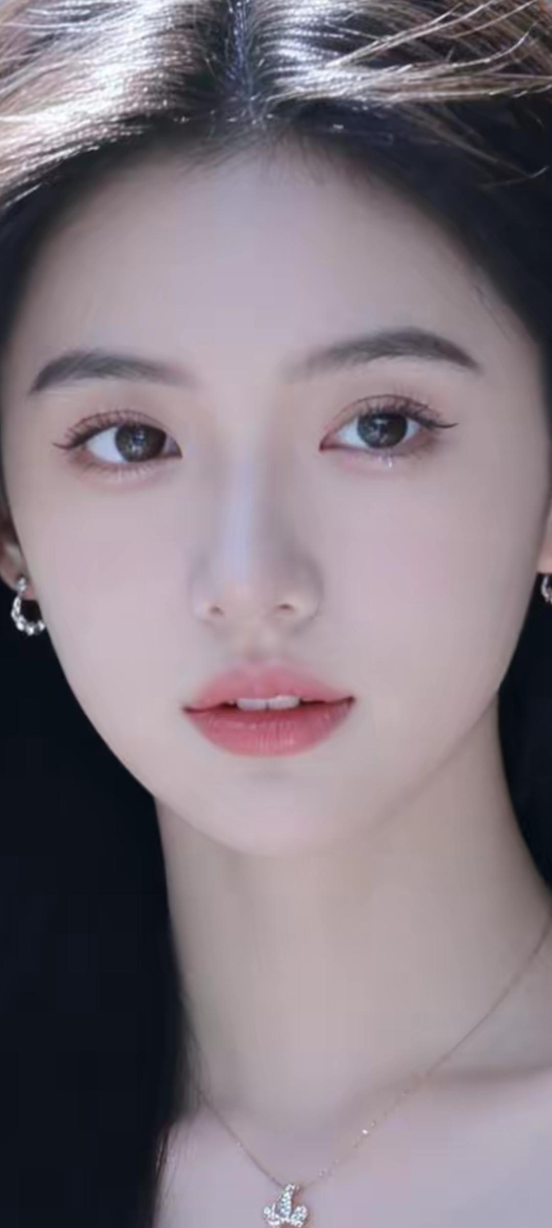 温柔甜美的少女，闪闪发光的耳环和项链，宛如童话中的公主。👑✨