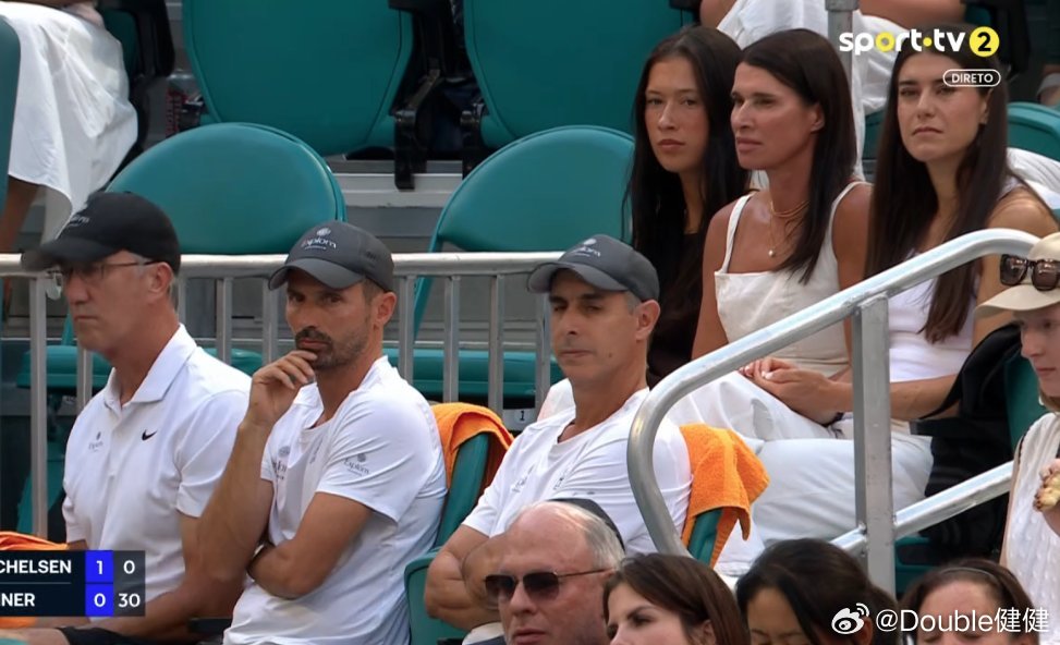 科斯蒂亚出现在辛纳包厢辛纳9连胜晋级迈阿密八强