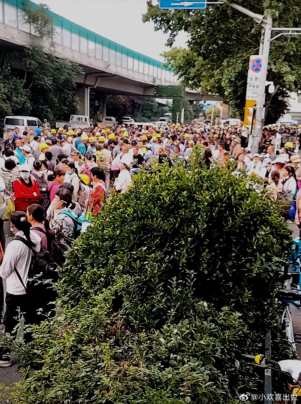 劳务市场的人真多 
