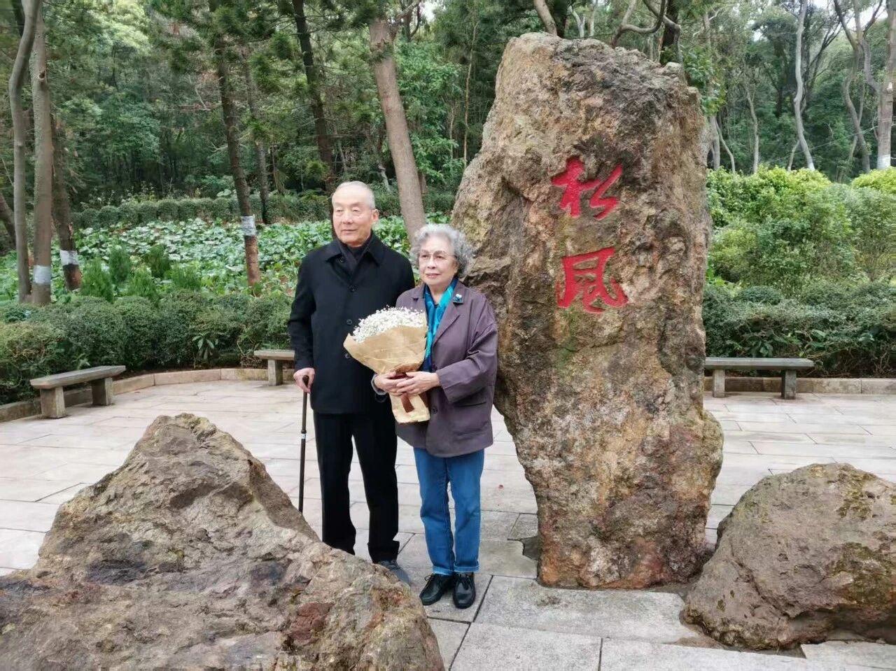 陶斯亮大姐的新文《搀扶》刚刚发表。

四十七年前，她的《一封终于发出的信》在《人