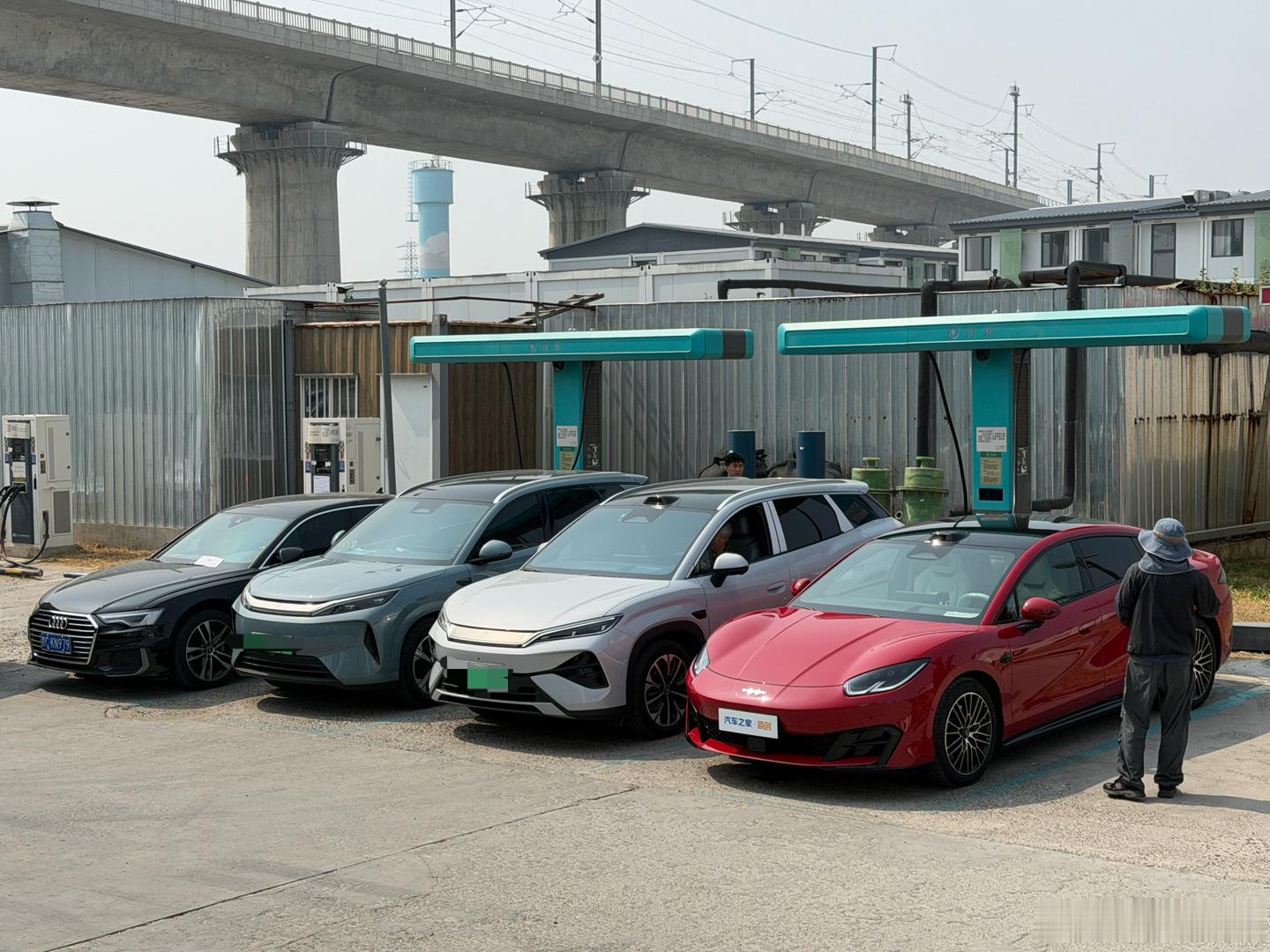 虽然都是迪，但 A6L 老弟你也不能占闪充人闪充站的位置啊[费解] ​​​