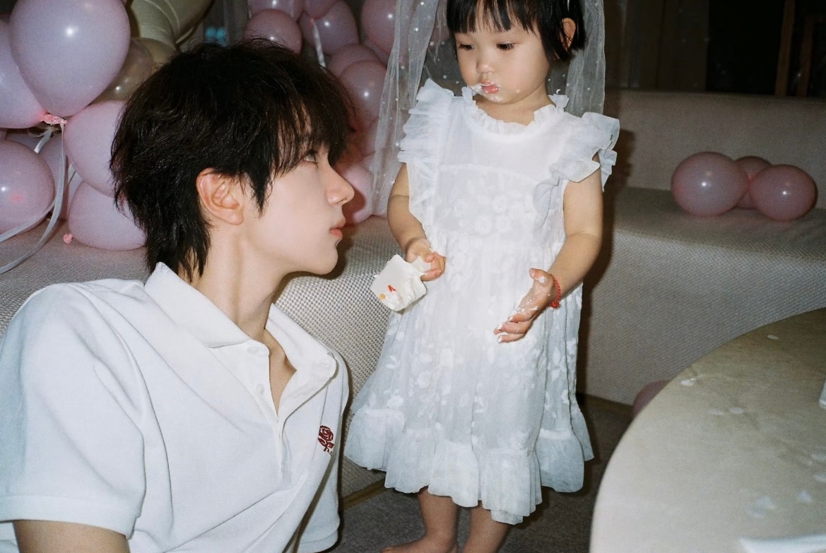 余承恩演我舅得知我恋爱时的反应看余承恩演舅舅，真的一秒破防。前一秒还在笑着逗外甥